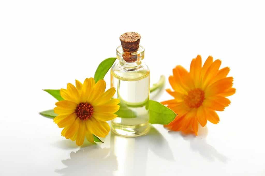 Cosmetic oil with flowers