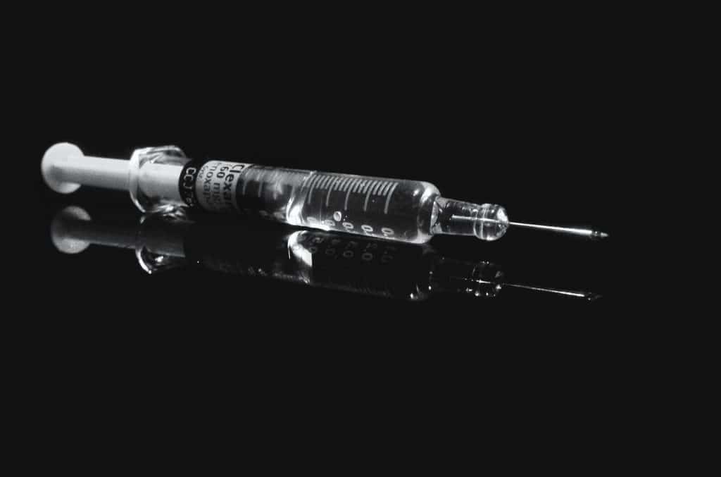 Syringe with bacteriostatic water