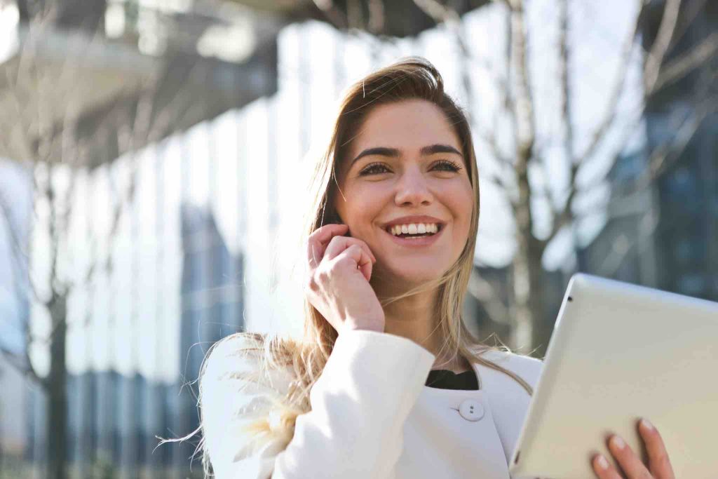 Woman with a nice smile outside